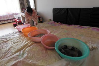 汉阳楼上漏水，住户失联，小区没物管，业主维权难！律师来支招……